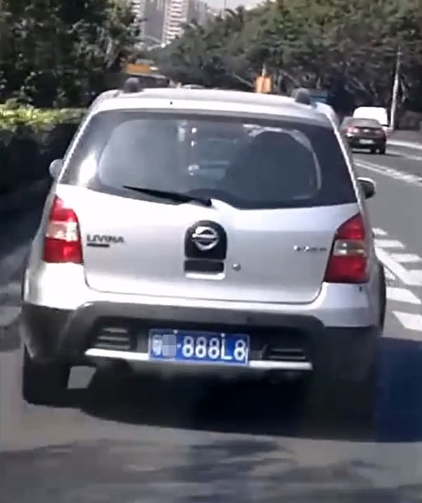 广东街头遇老款骊威,二手车2万,看到车牌那一刻,竟如此霸气!