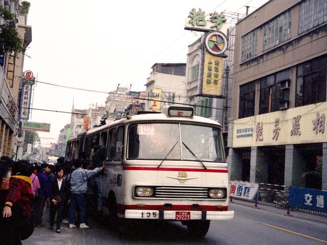图为广州市民在排队乘坐无轨电车.摄影:leroy