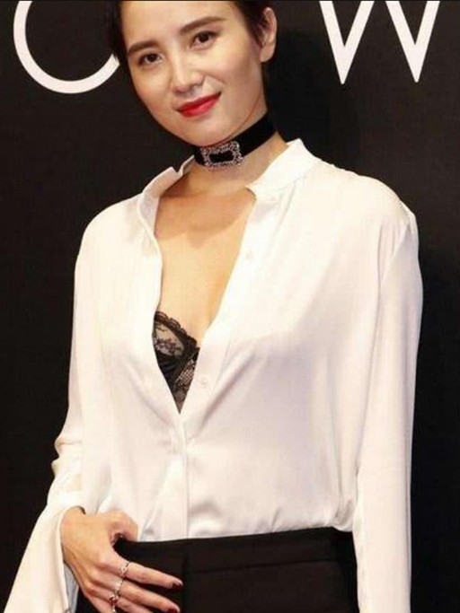 宋佳扣子崩了却不以为然,露出