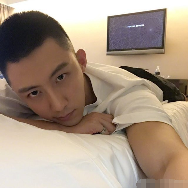 黄景瑜的寸头和小短发,都比不过他自己的小长发,简直帅翻了!