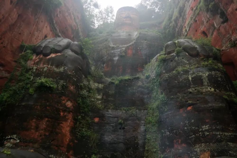 这种依山傍江的巨型雕塑,让我联想到了电影《指环王》和动漫《火影