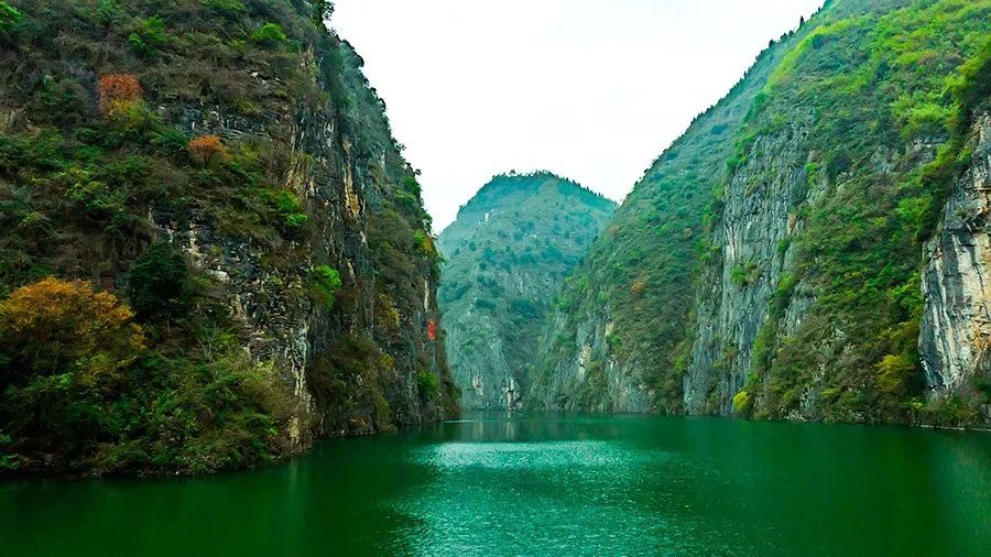 神农溪原名沿渡河,传说神农炎帝在搭架采药后顺溪而下,所以得名神农溪