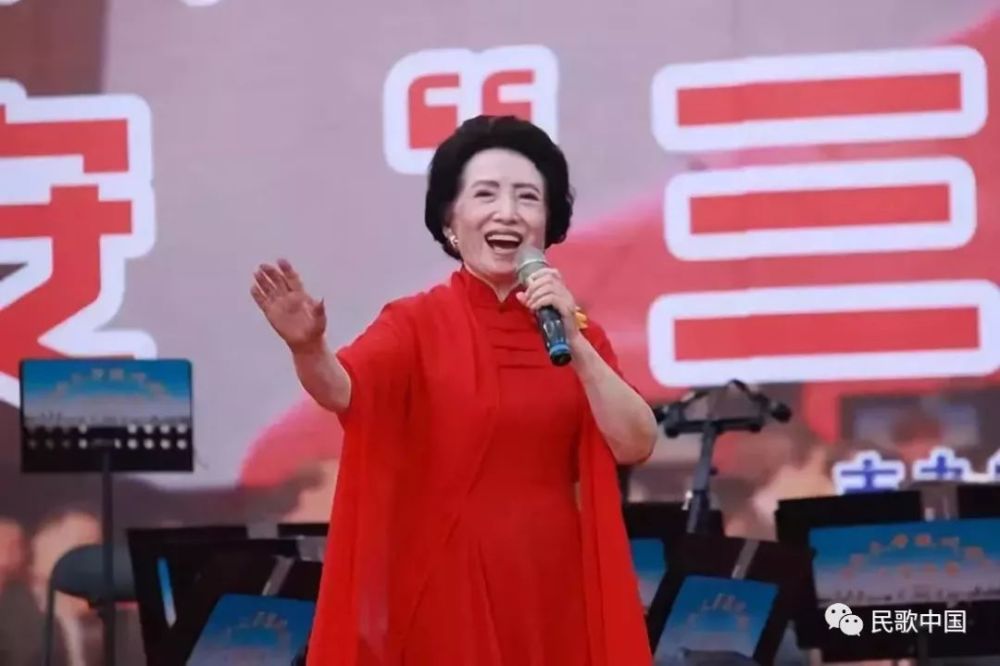 她是老一辈歌唱家,与郭兰英亦师亦友,累计义唱3万余次