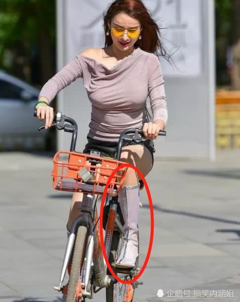 搞笑gif:妹子,你这身穿搭不适合骑自行车哦,看着就不舒服