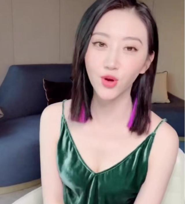 景甜卧室直播,网友却被穿的睡衣吸睛了,睡觉都穿的这么性感!