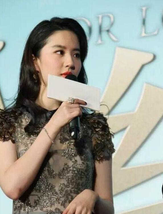 这样的刘亦菲谁不喜欢?脸胖嘟嘟的都这么美,网友:气质