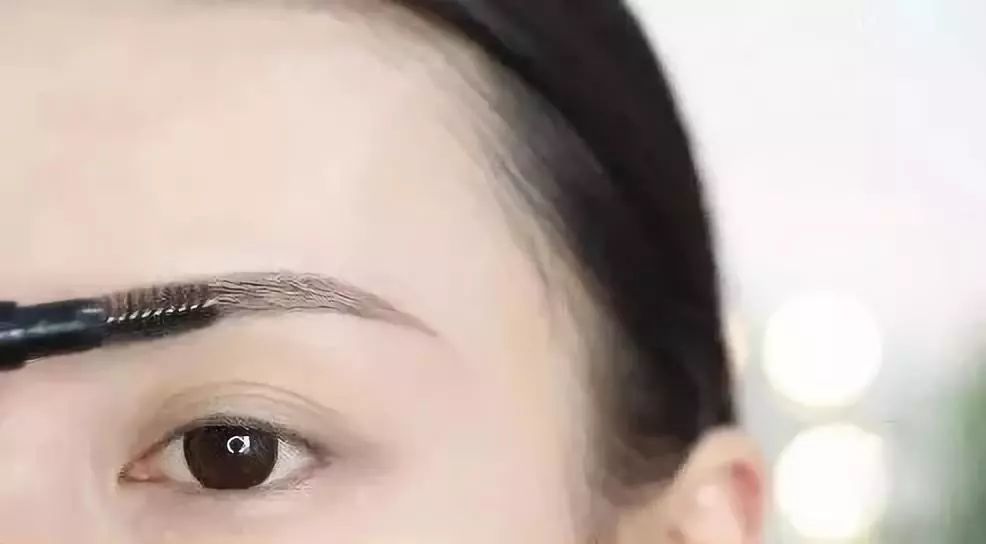 平眉挑眉早过时了,这才是今年最火最好看的眉形!
