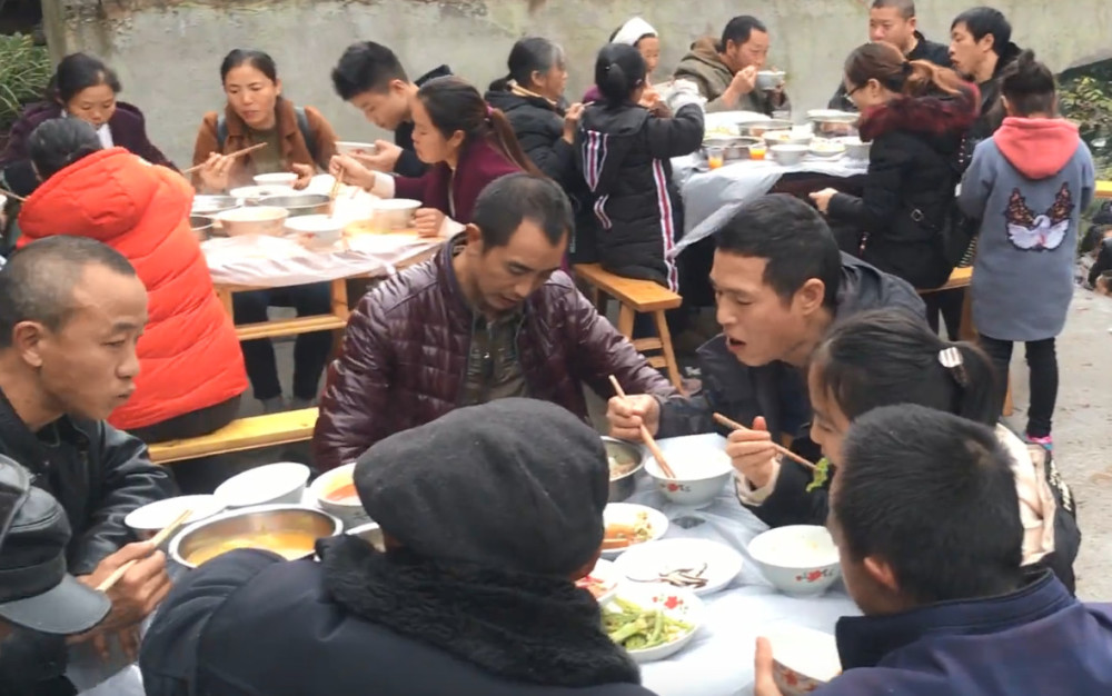 实拍农村杀猪宴席,全是农家菜味道不比酒店差,一家杀猪全村来吃
