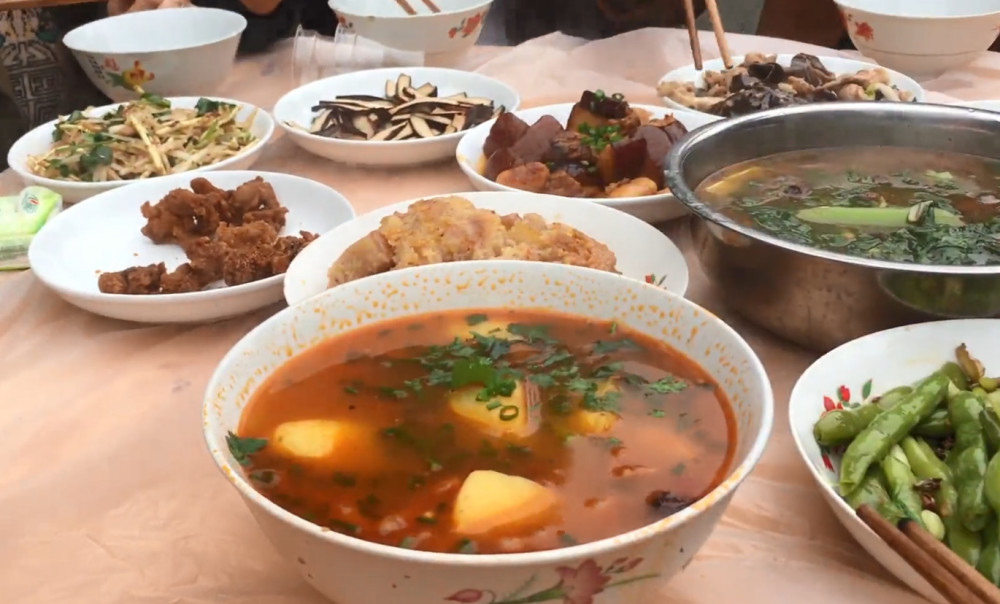 实拍农村杀猪宴席,全是农家菜味道不比酒店差,一家杀猪全村来吃
