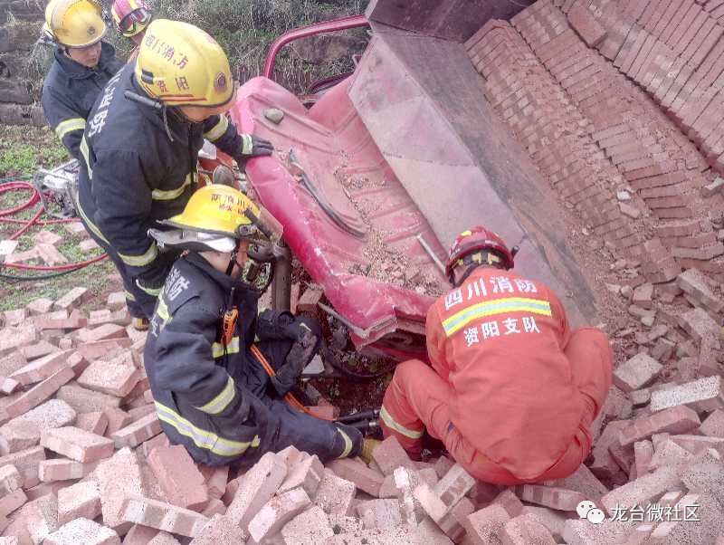 昨日,岳新乡发生一起交通事故,一名拉砖的驾驶员当场身亡!