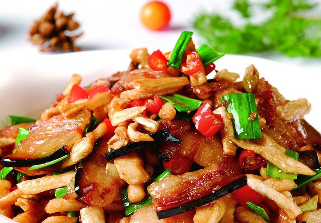 腊肉会香干,色香味俱全的,让人食欲大开.