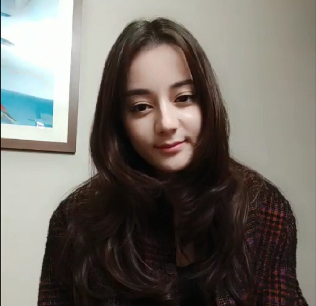 热巴罕见开直播,却忘了打开美颜,真实颜值一览无遗