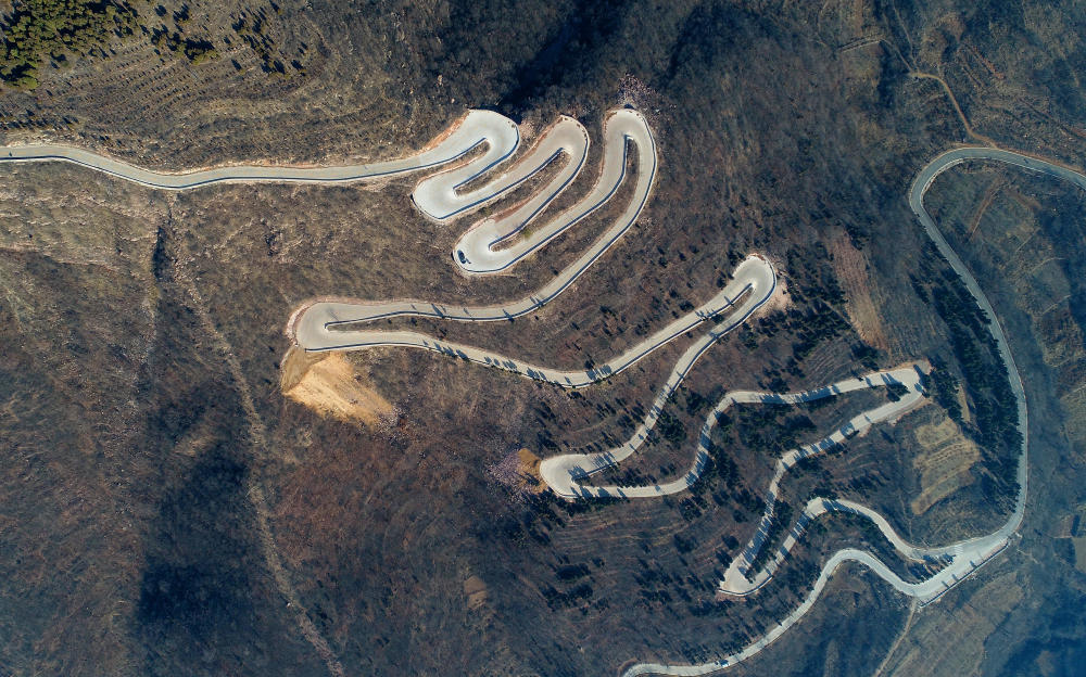 太行山上的绝美天路 道路崎岖却令人向往