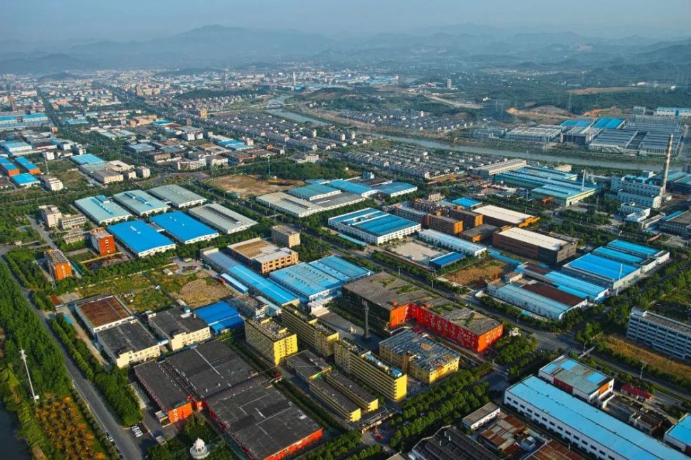 阜溪河北岸,是德清的生态绿肺 莫干溪谷,精品旅游的典型 亭亭玉立