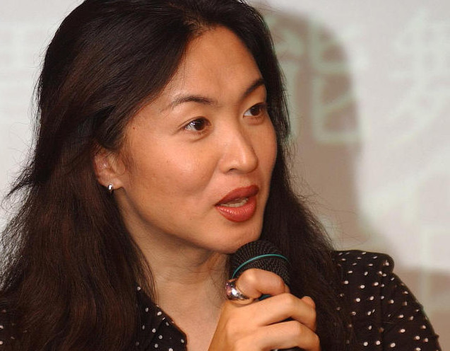 51岁金星近照,停药后越来越男性化,如今和"美女"判若两人