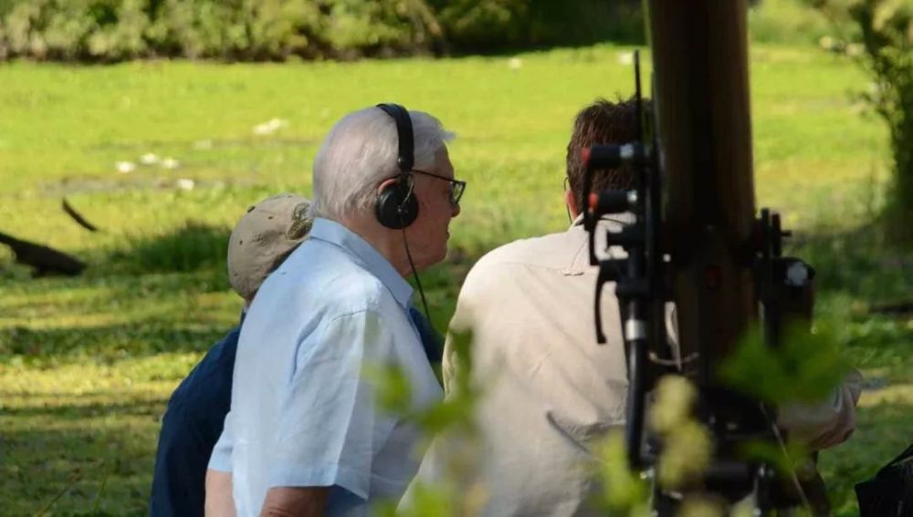 年过九旬的大卫·爱登堡在《王朝》的拍摄现场 01 上司嫌他牙太大 他