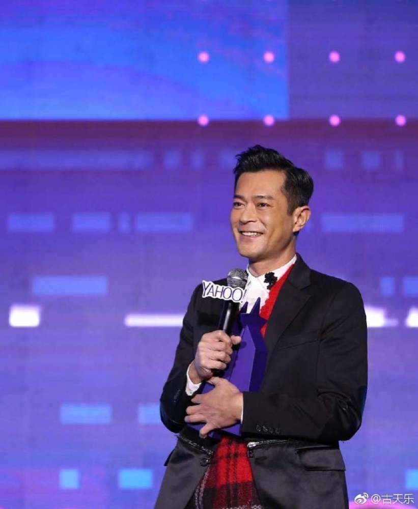 景甜为讲话途中擦鼻涕道歉,合影古天乐看着有点冷!
