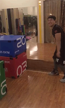 搞笑gif图:耽误我玩游戏这女友我不要了,免费包邮有要