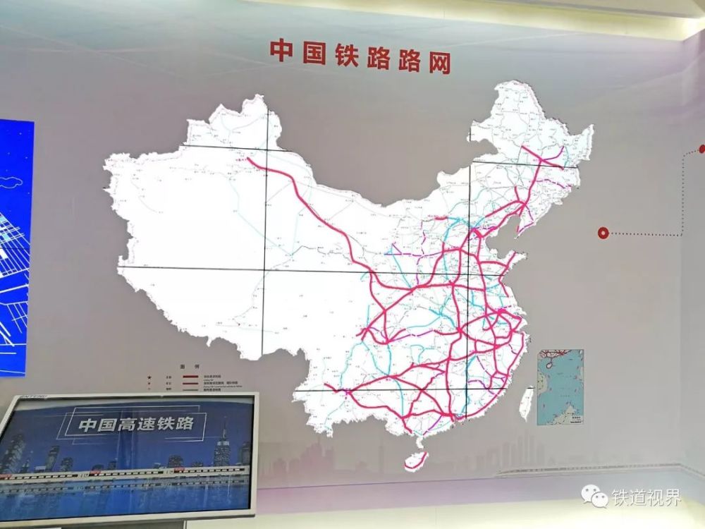 中国铁路网示意图,可通过触摸屏根据年份观看高速铁路的发展过程