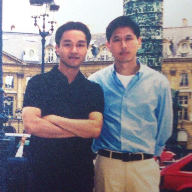 唐鹤德晒张国荣旧照,形影不离惊世情,紧紧依偎在一起