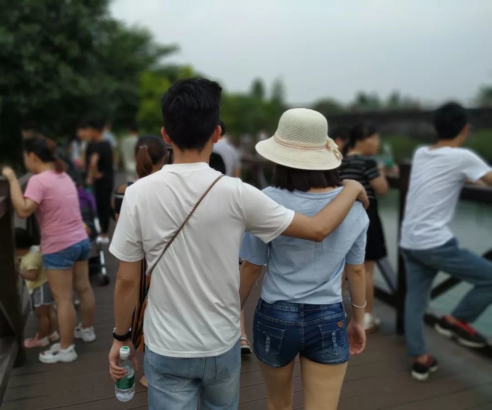 " 两口子背影 从年轻时奋不顾身的爱情,逐渐变成中年的柴米油盐生活