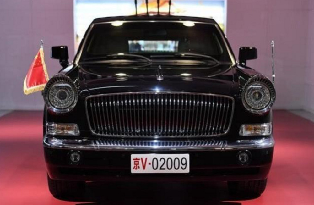 白底黑字的车牌,你知道这个车牌上的2009是什么意思吗?