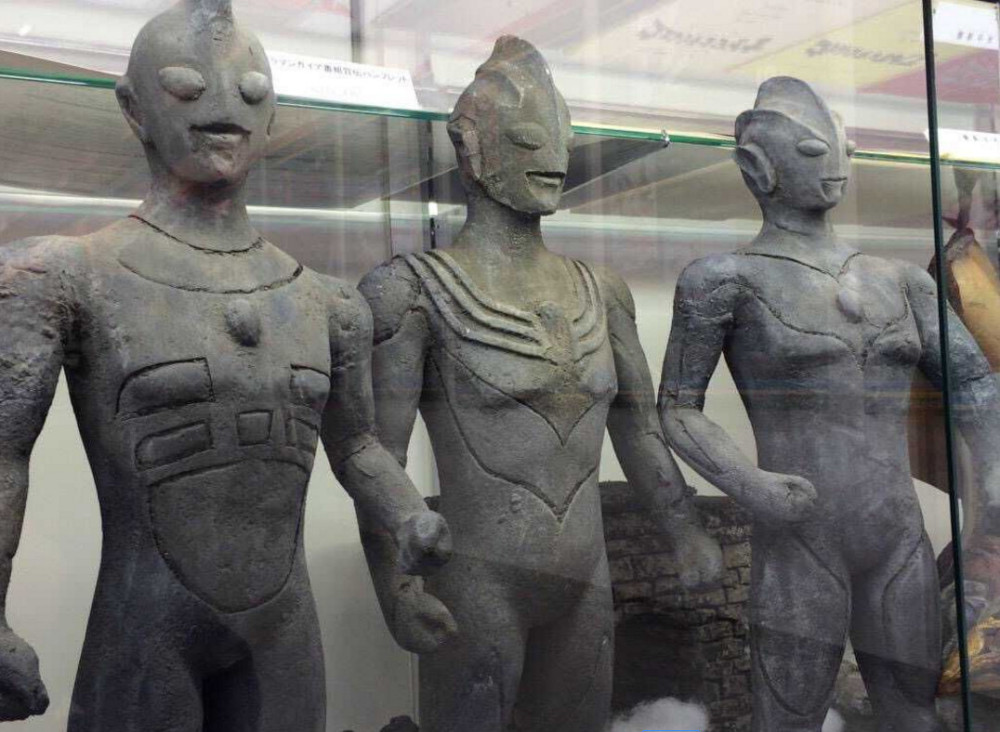 十位变成石像的奥特曼,其中两个是自我封印,戴拿是来搞笑的