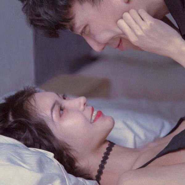 女生被男生"强行亲吻",也是没谁了,网友纷纷吐槽!