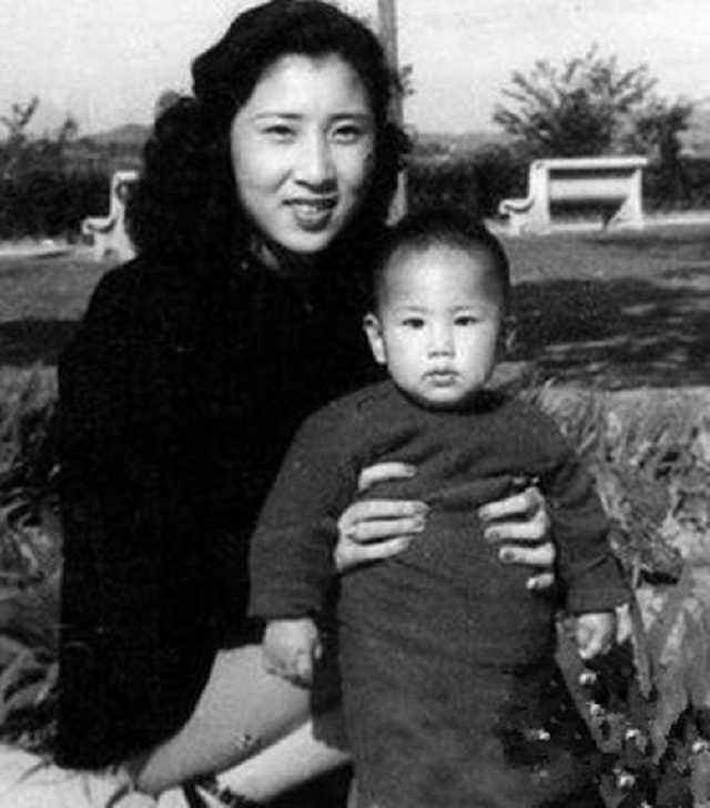 她年轻漂亮,17岁嫁给42岁丈夫守寡70年,晚年住豪宅开豪车