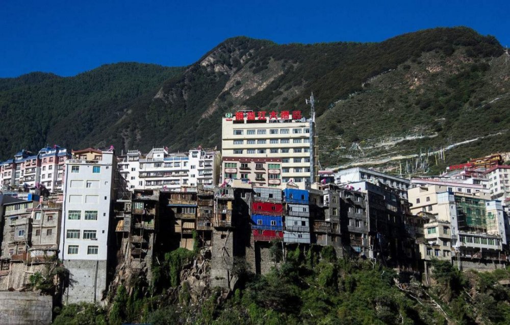 中国最小的县城:城区面积不足0.5平方千米,房子建在悬崖上