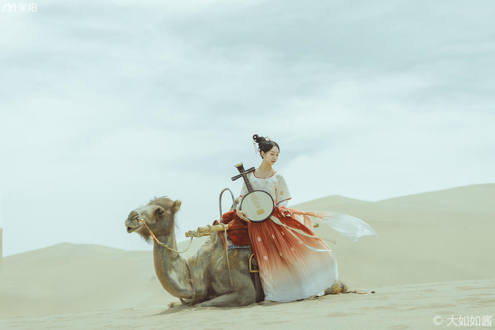 沙漠女神骑着骆驼写真,美如西域公主