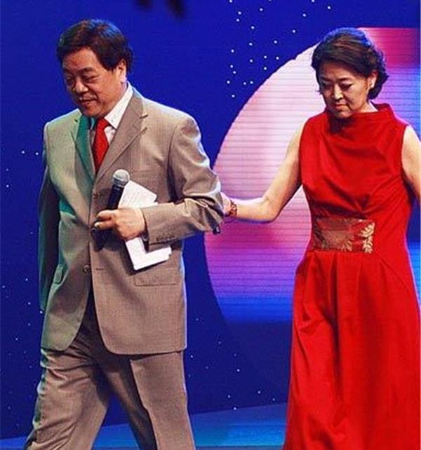 央视主持倪萍,瘦身成功身体却跟不上,走路需要帮助身体大不如前