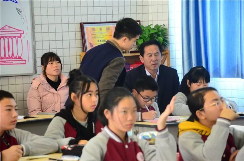 北师大江津附属中学校长的一天,温暖了几百名学生