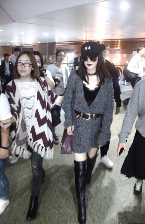 杨幂低胸装好性感啊,可胸口的痣咋没了?