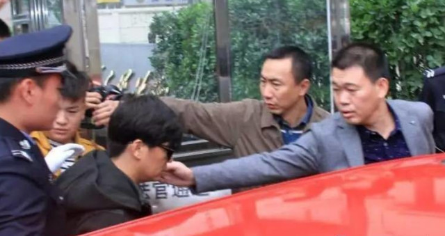 王宝强打官司哥哥陪,明星的重要时刻陪在身边