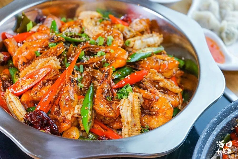 虽然这是一家鱼庄,但是这里的香辣鱿鱼虾锅,我也是要实名制为它打call