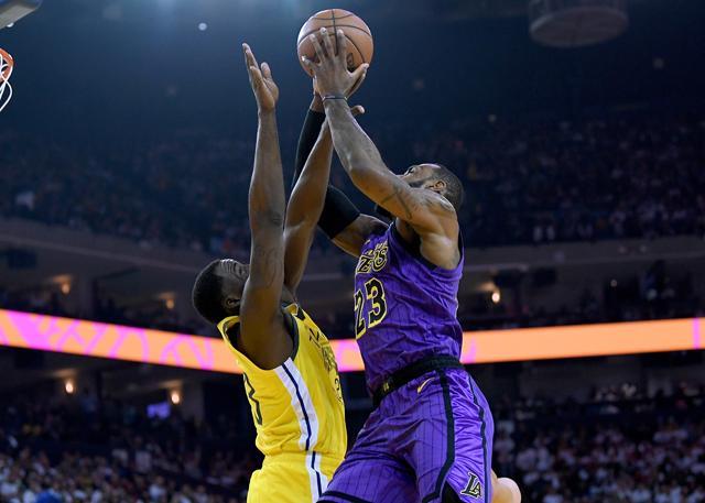 詹姆斯17+13三节伤退 圣诞大战湖人大胜勇士