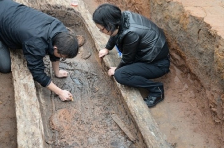 陕西郊区施工,挖出一古墓,考古队:此墓不起眼,宝贝却远超王陵