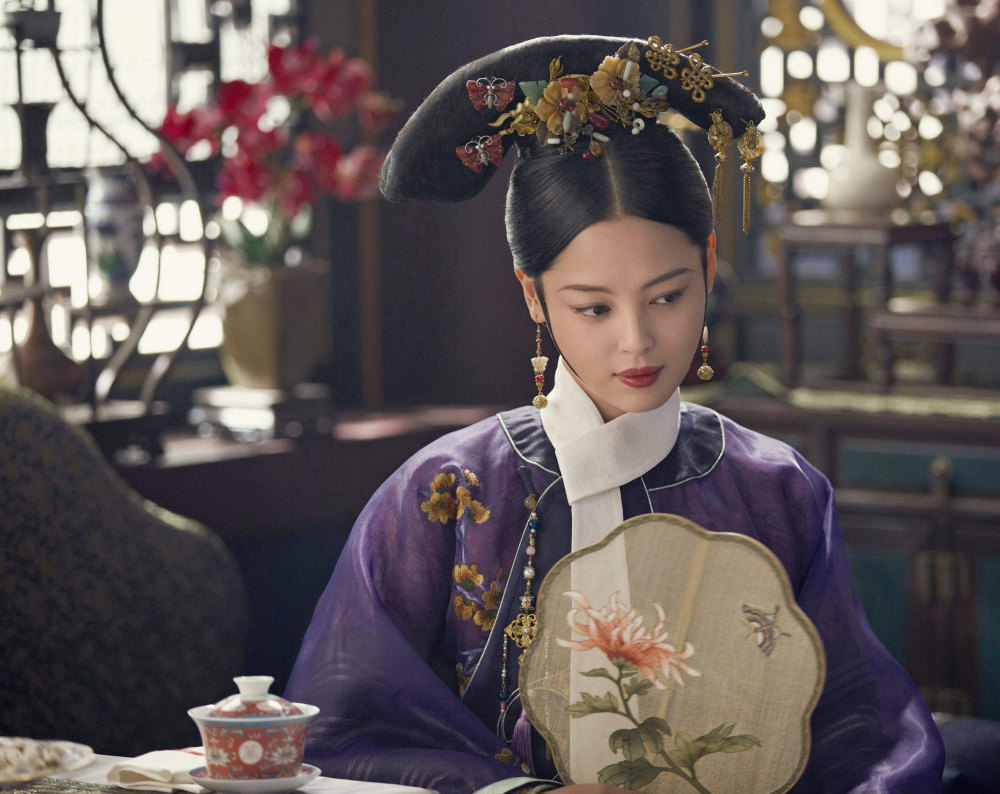 《如懿传》中的金玉妍,穿毛绒大衣配牛仔裤,对镜一笑酒窝好迷人