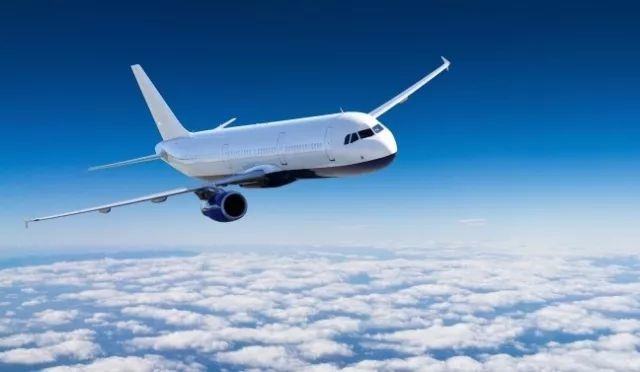 天空中飞机后面的白云,竟是飞机在放油,难道不