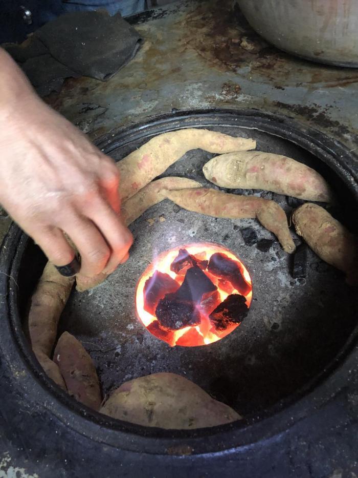 炉子炭火正在烤红薯中