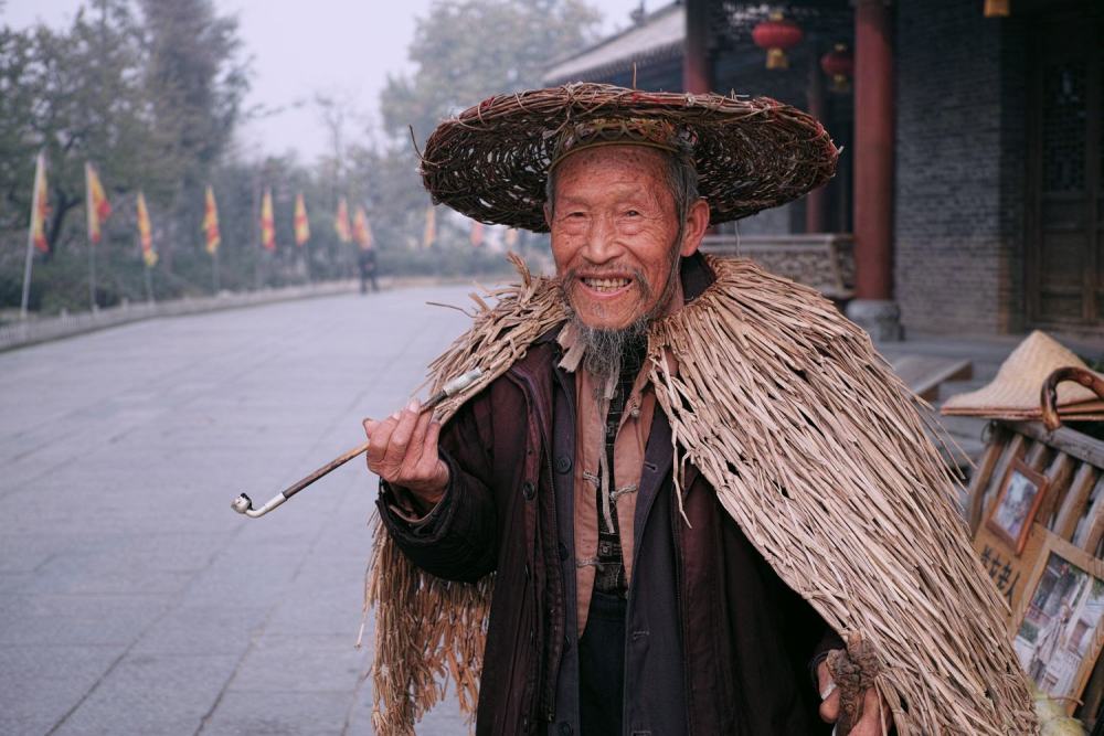 农民雨天干活曾经必穿蓑衣,如今制作它的手艺都快失传