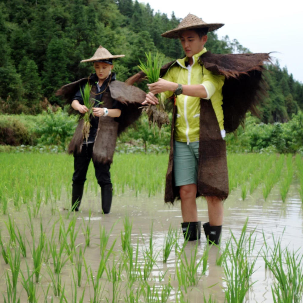 农民雨天干活曾经必穿蓑衣,如今制作它的手艺都快失传