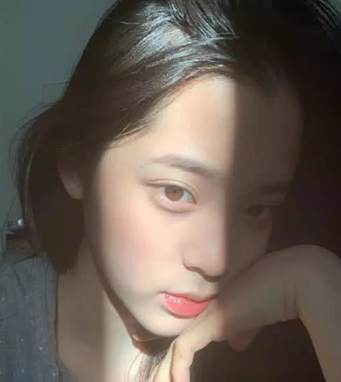 欧阳娜娜晒出卧室自拍照,身后床头柜上的东西亮了,年轻人真会玩