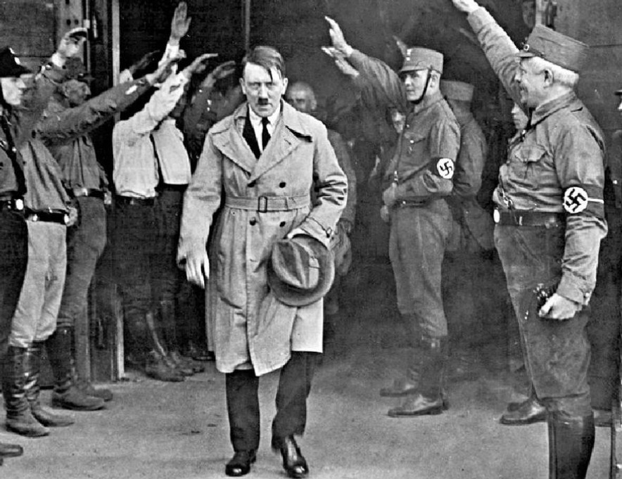 希特勒接受众人纳粹礼,只有他一脸不屑拒绝行礼,最后结局如何?
