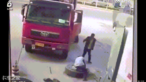 修车师傅蹲在轮胎上工作,结果被爆炸的轮胎炸飞,这个结局非常悲惨.