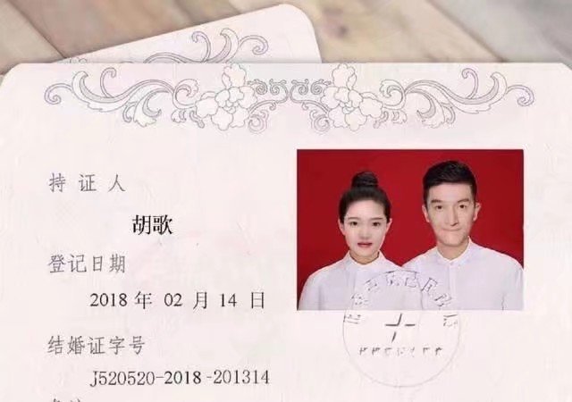 官宣!胡歌传来喜讯,手戴钻戒出席活动.终于脱单了,恭喜