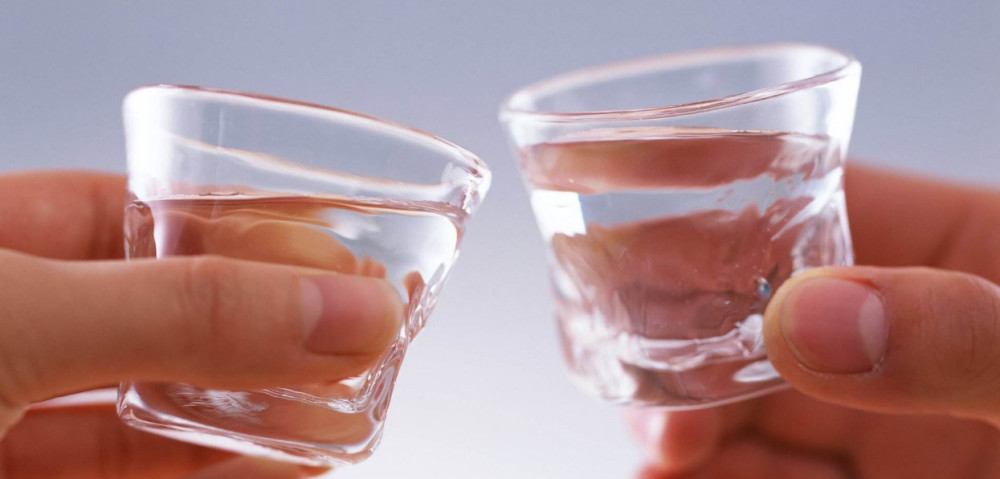 喝酒时为啥要碰杯子?古希腊人和古罗马人有两种不同的