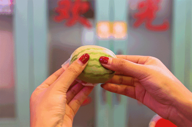 西瓜红豆包很好吃,双手一掰,里面的 红豆夹心便流了出来.