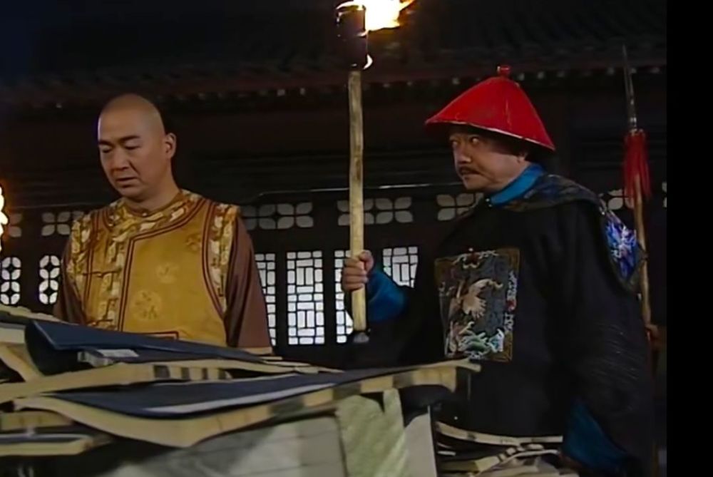 图《铁齿铜牙纪晓岚》第二部中,乾隆命纪晓岚放火烧颜骥所藏"禁书"